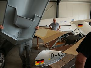 Die Pilotenverkleidung wird abgenommen